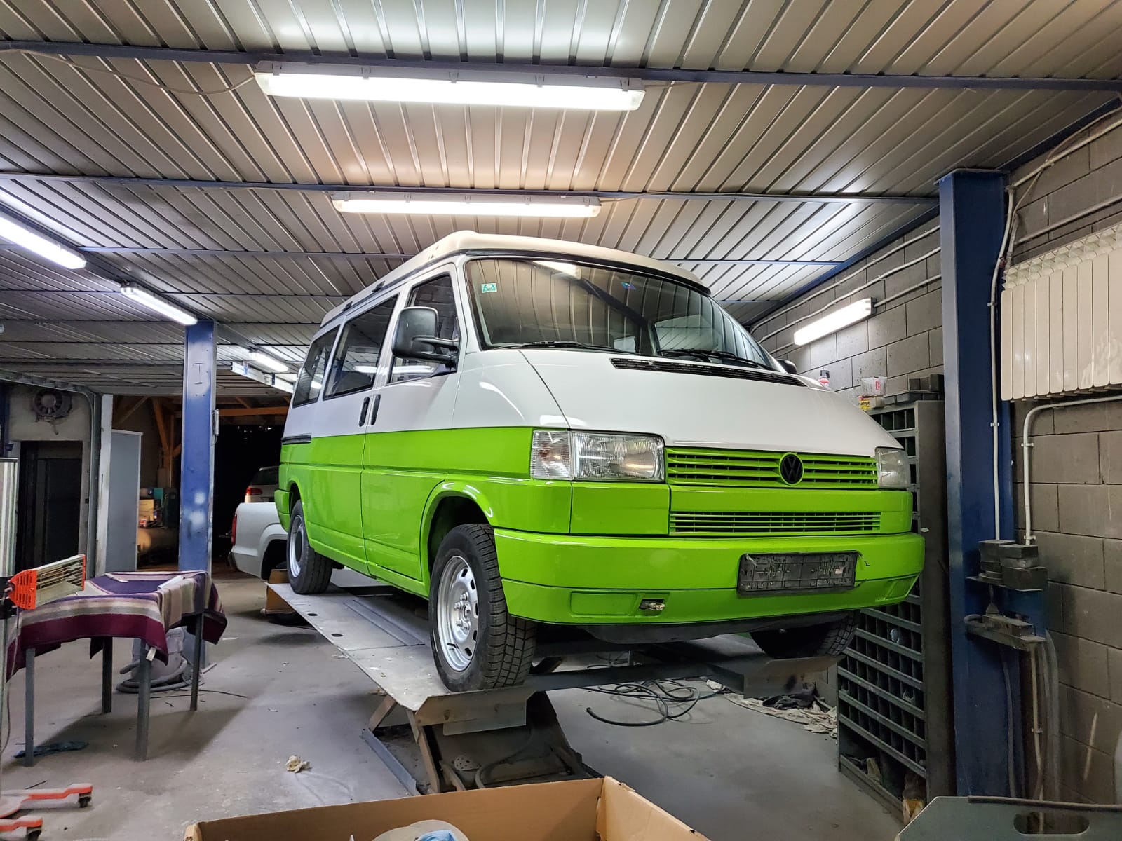 VW Bus auf der Hebebühne in der Werkstatt von J.S-Automobile