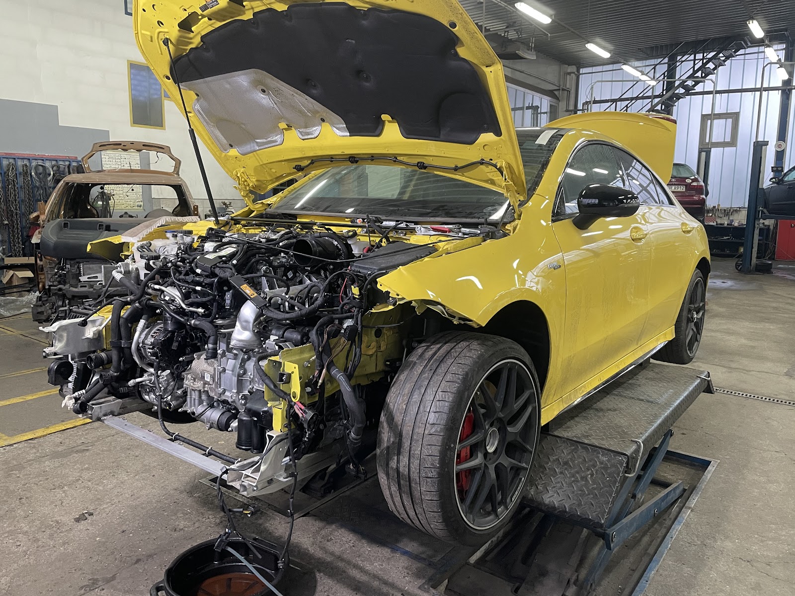 Motorraumarbeiten an einem Sportwagen in der Werkstatt