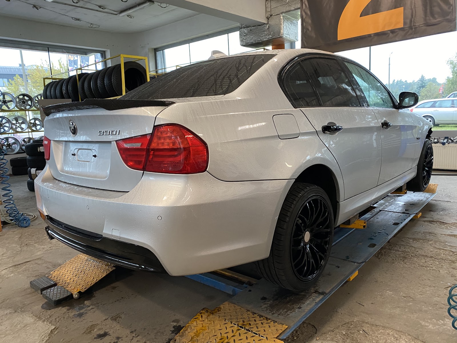 BMW 330i auf der Hebebühne bei J.S-Automobile