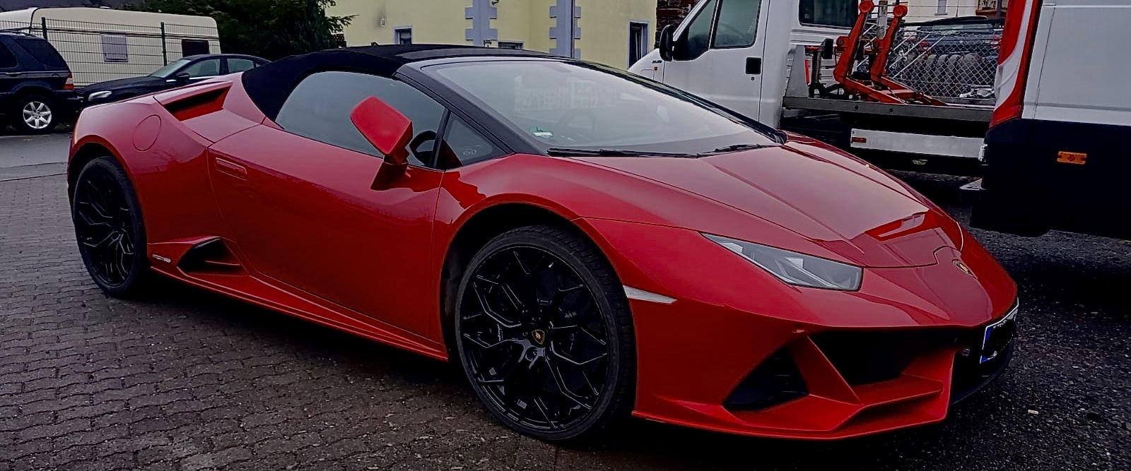 Lamborghini Huracán Spyder auf dem Hof von J.S-Automobile