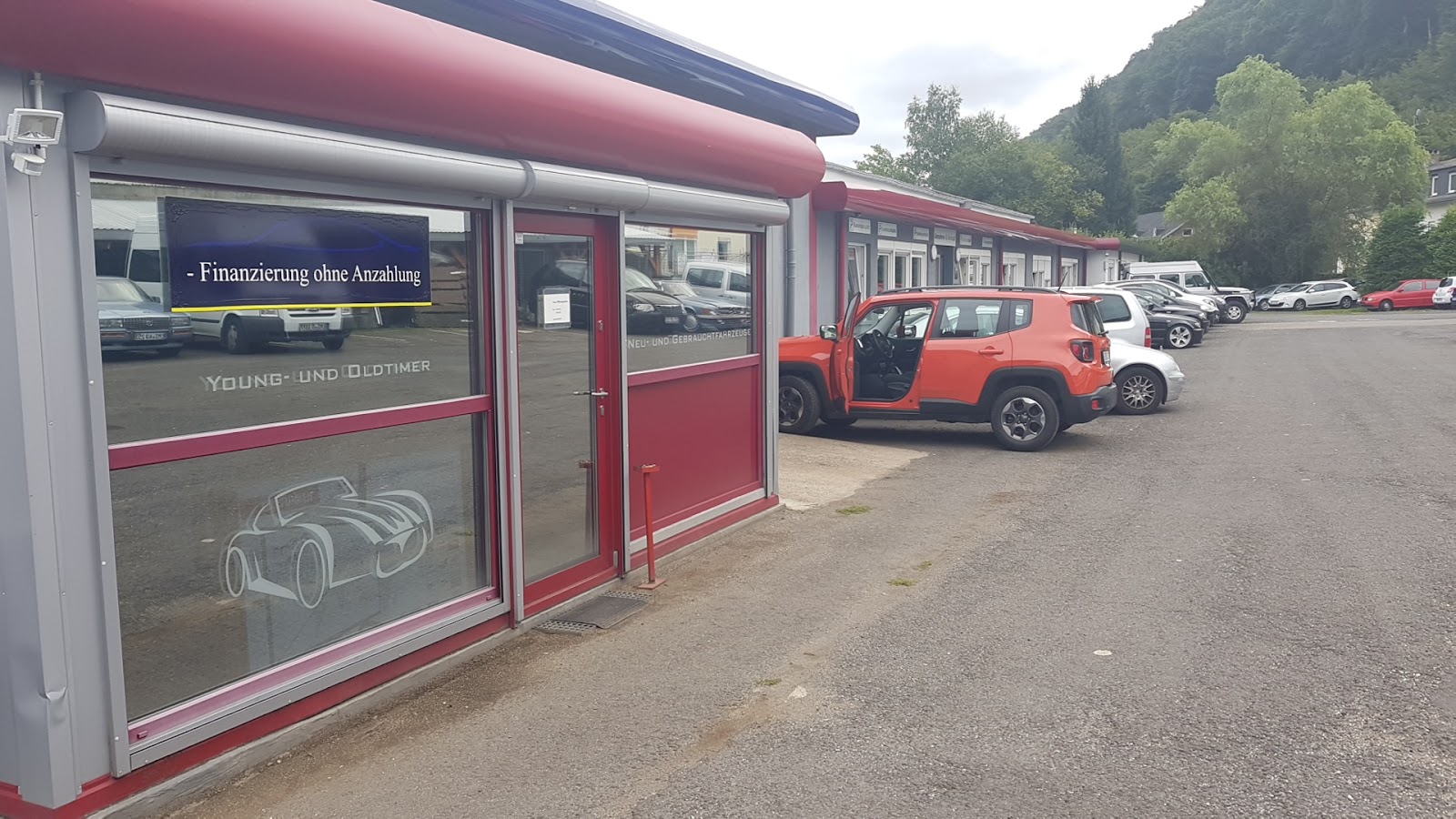 Verkaufsplatz von J.S-Automobile in Bad Ems mit Fahrzeugen